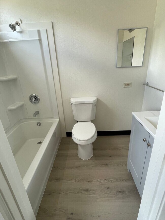 Building Photo - 3 Bedroom 2 Full Bath Townhouse in Upper M...