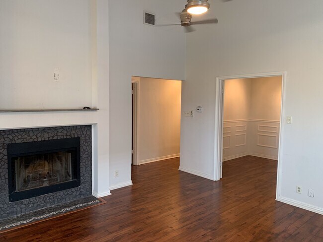 Building Photo - CUTE 3/2 WITH LOTS OF UPDATES IN THE DESIR...
