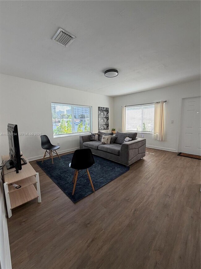 Foto del edificio - 1215 NE 109th St