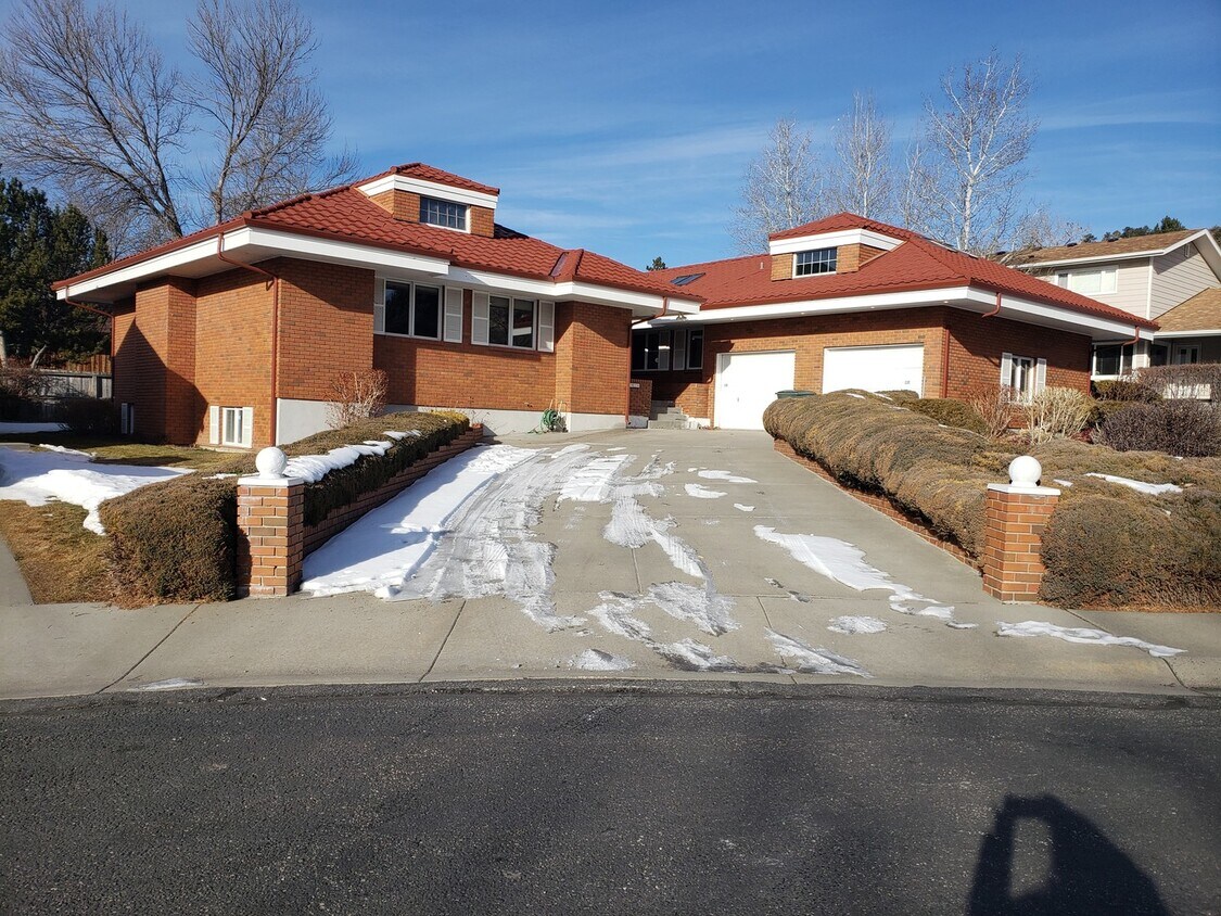 Primary Photo - Stunning Brick House on cul de sac Minutes...