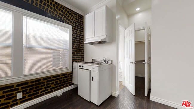 Building Photo - 738 S New Hampshire Ave