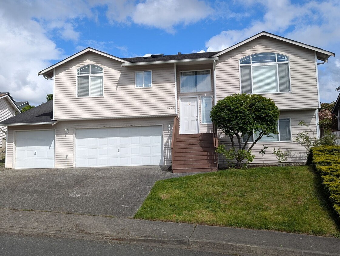 Primary Photo - Now Available! Spacious 3-Bedroom Home wit...
