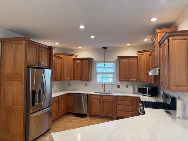 Foto del edificio - Stunning 4BR Executive Style Home in Brentwood
