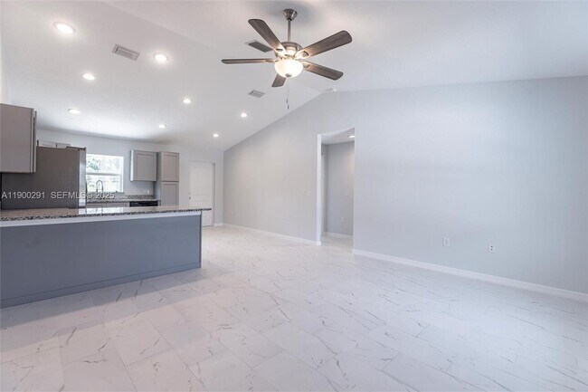 Building Photo - 2004 Rosa Ct