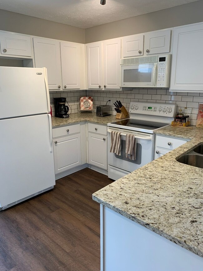 Building Photo - "Charming 2-Bed Oasis with 2.5 Baths in Nashville's Heart - 1,234 Sq Ft of Comfort!" End Unit. Cl...
