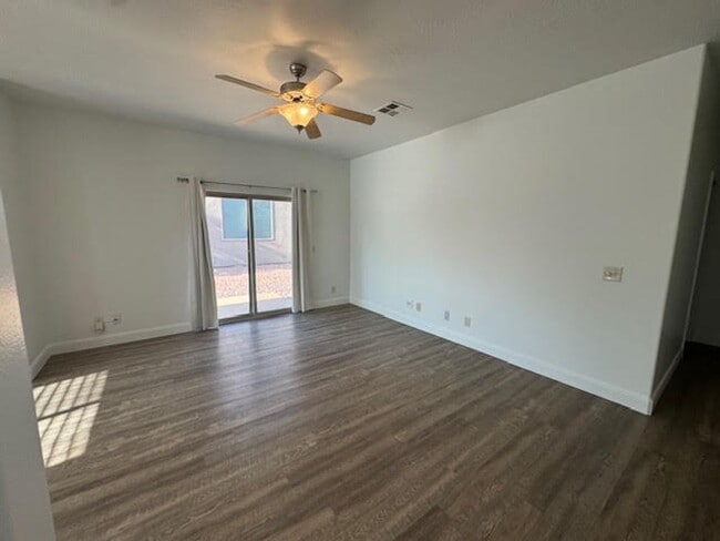 Building Photo - Duplex in Hurricane