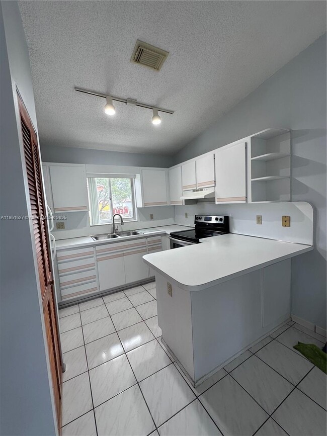 Building Photo - 2210 W 74th St