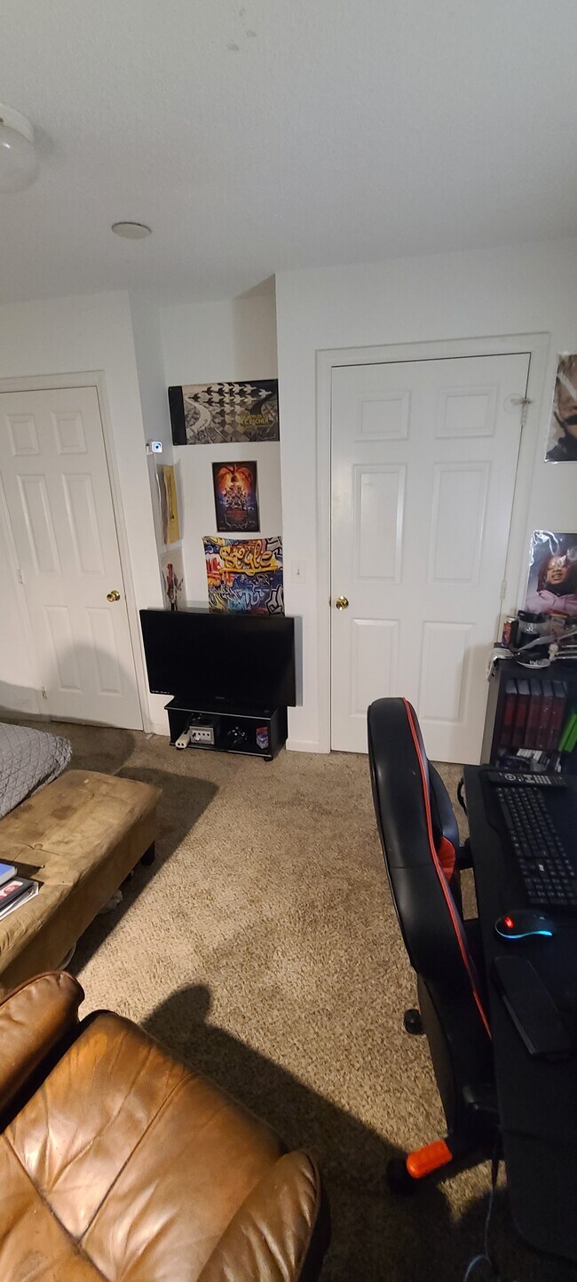 Foto del edificio - 2020 University Woods Rd