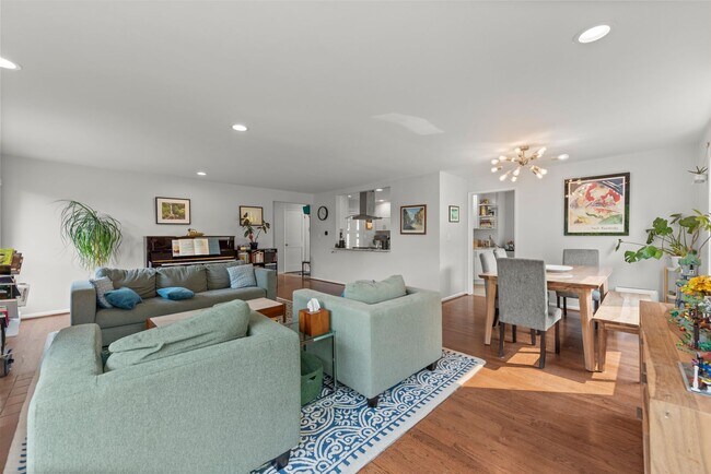 Foto del edificio - Spacious 4-Bedroom Mid-Century Home in Vie...