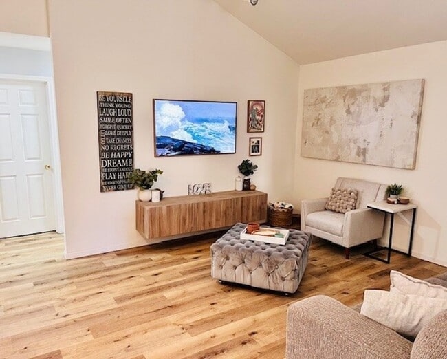 Building Photo - 1919 Cloverdale Way