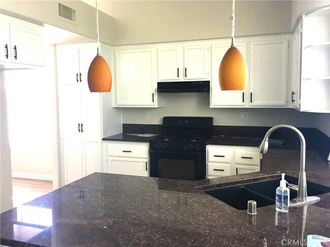 Foto del edificio - 6742 Regal Oaks Rd