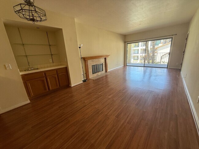 Building Photo - $500 OFF FIRST MONTH'S RENT! Los Caballeros: Upper 2 Bedroom 2 Bath,