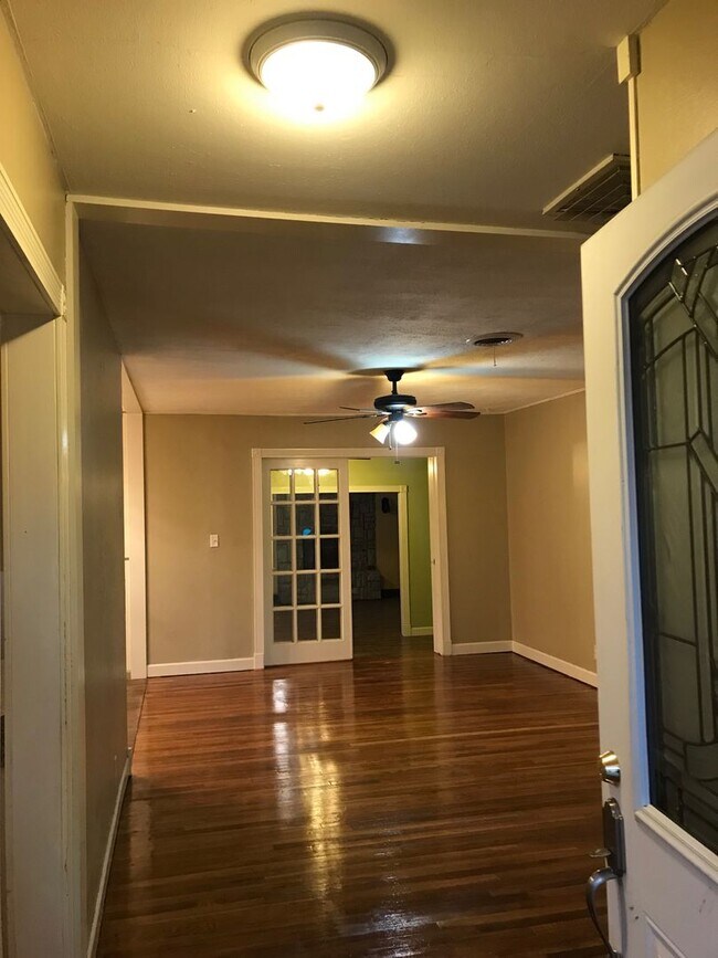 Foto del edificio - Located in Paramount!! 3 bedrooms, 2 baths...