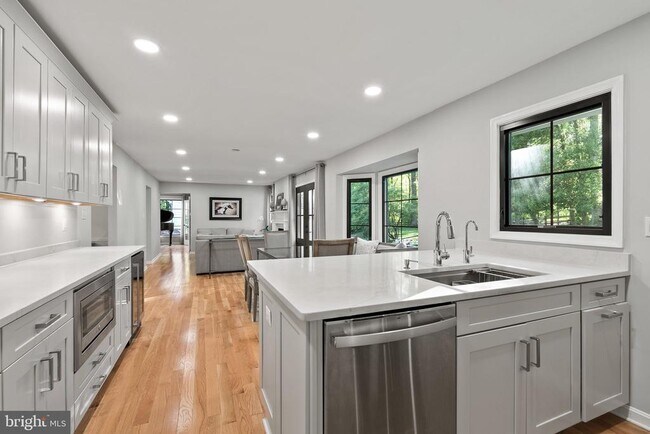Building Photo - 741 Ridge Dr