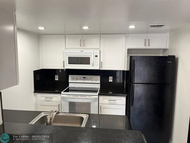 Building Photo - 3235 Coral Lake Way