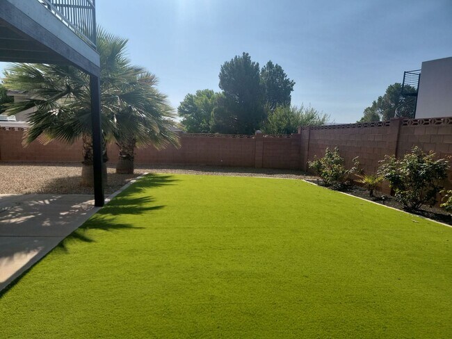 Foto del edificio - Bright and Beautiful Home with Room to Relax