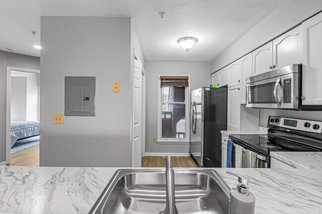Foto del edificio - Room in Condo on J M Keynes Dr