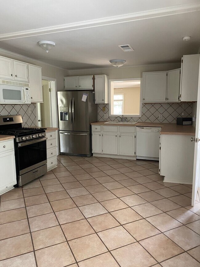 Building Photo - Come Home to Bayou View!!