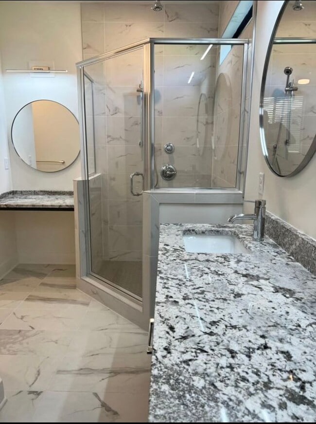 Building Photo - 104-106 Oakwood Ct