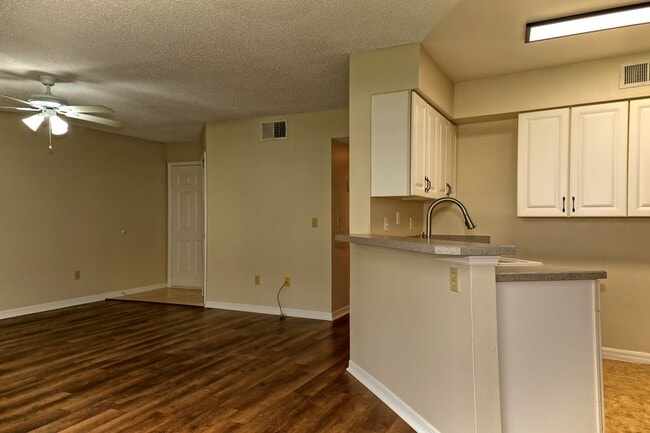 Building Photo - 2 Bed / 2 Bath 1st Floor, Condo in Townes ...