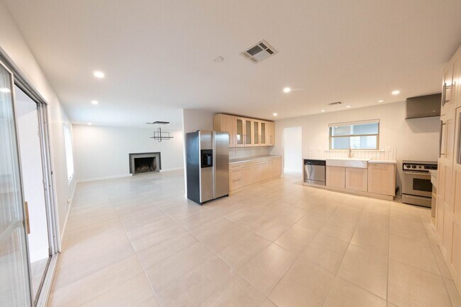 Foto del edificio - NEWLY RENOVATED SLEEK AND MODERN 4 BEDROOM...