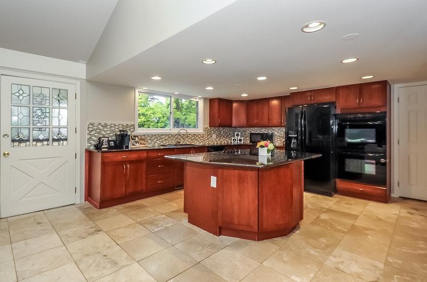 Building Photo - 3921 S Hillcrest Dr