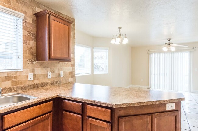 Foto del edificio - 3 Bedroom/2 bathroom Condo in Sandy