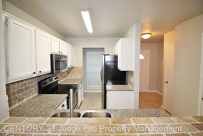 Building Photo - 2 br, 1.5 bath House - 613 Carriagehouse L...