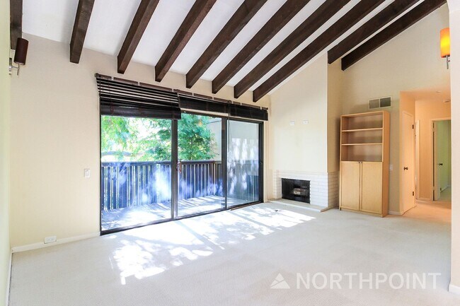 Foto del edificio - 2BR/2BA | Newly Renovated Unit | Community pools | In Woodside Sierra!