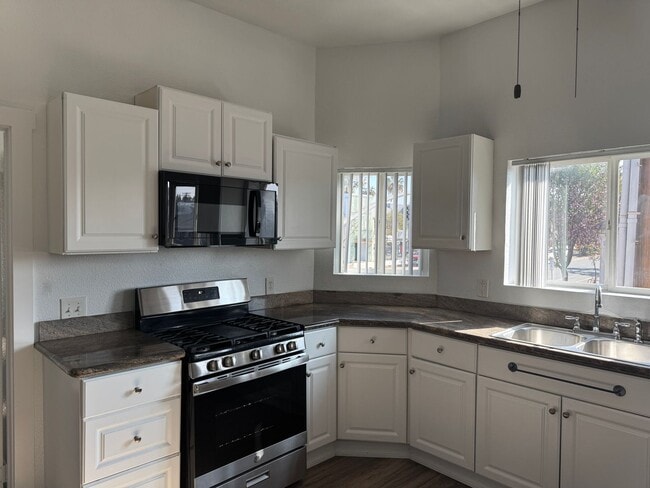 Building Photo - 939 University Ave