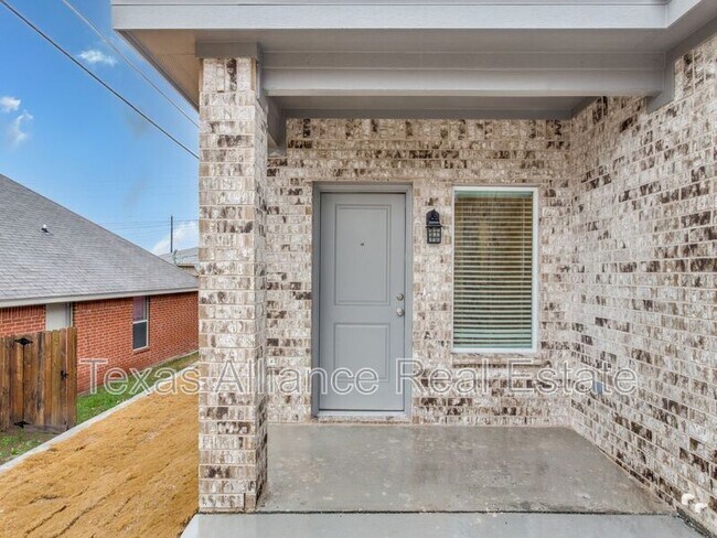 Building Photo - 3207 Karen St