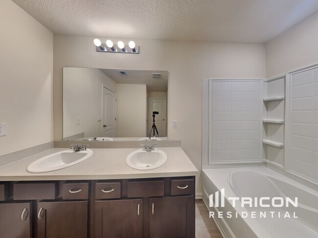 Foto del edificio - 382 Falcon Ridge Rd