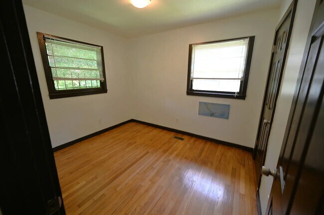 Foto del edificio - Room in House on Church St NW