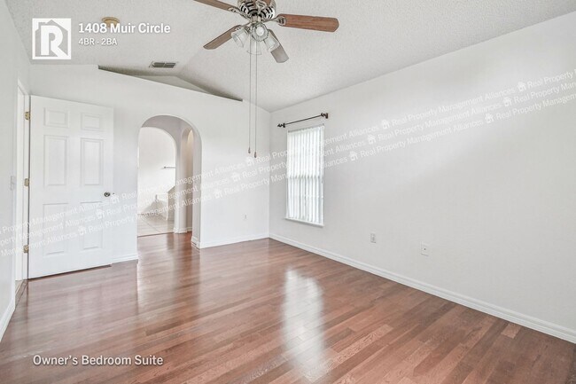 Foto del edificio - Charming 4-Bedroom Ranch with a Spacious L...
