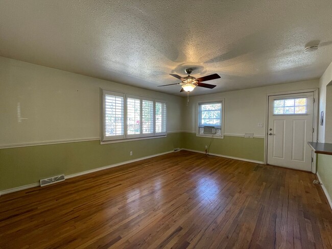 Foto del edificio - $0 DEPOSIT OPTION! TIMELESS VINTAGE CHARM: 2-BED, 1-BATH UNIT IN A CHARMING TRIPLEX