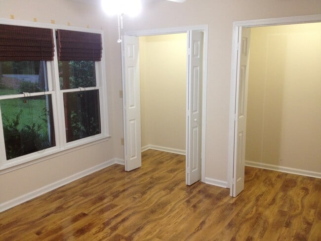 Foto del edificio - 3 bed/2 bath Beautiful 1-Level Home + Finished Basement! in PRIME BROOKHAVEN LOCATION!