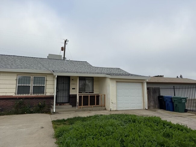 Single Story 2BR Home in Sacramento- $1,750, utilities included - Single Story 2BR Home in Sacramento- $1,750, utilities included