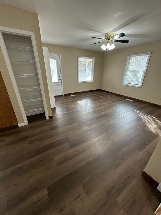 Foto del edificio - 2 Bedroom, 1 Bathroom House with Carport