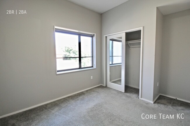 Building Photo - 2 Bed 2 Bath at Gillham Park Row