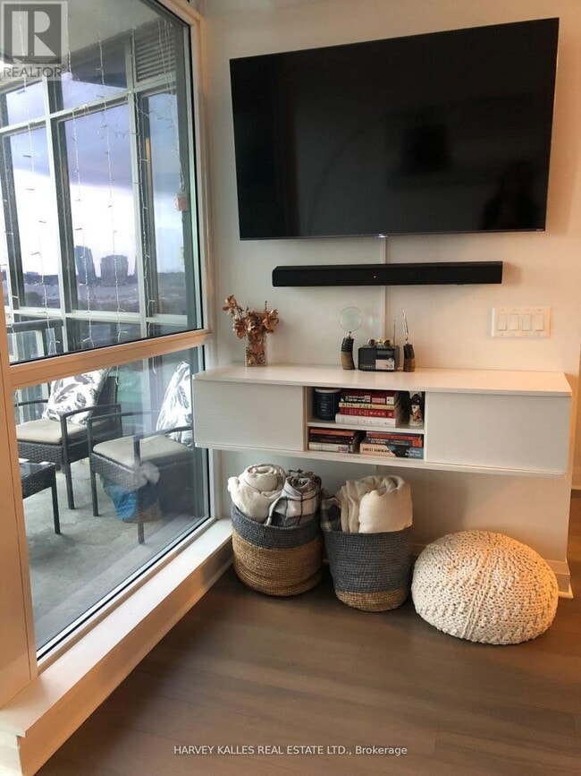 Photo du bâtiment - 1185 The Queensway