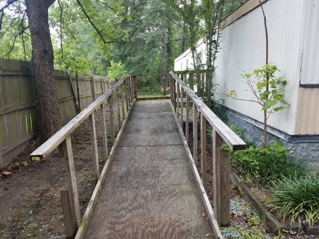 Building Photo - 413 Miller St