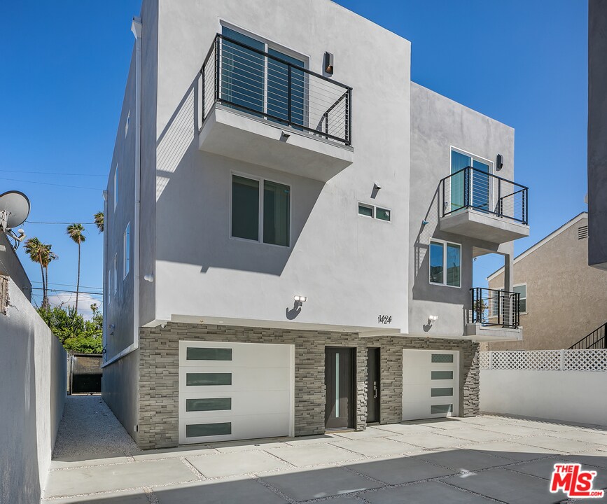 Primary Photo - 1424 S Redondo Blvd
