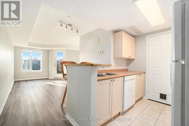 Building Photo - 310 Central Park Dr