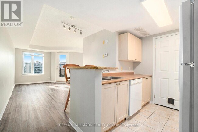 Photo du bâtiment - 310 Central Park Dr