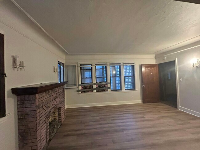 Building Photo - 4401 Buckingham