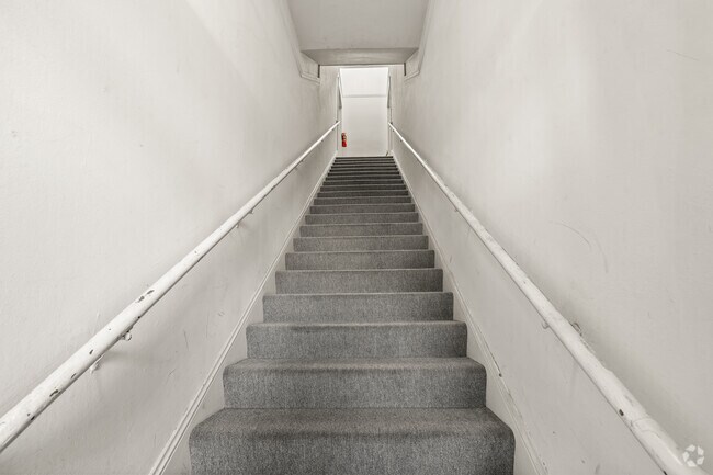 1 habitación, 1 baño - 500 pies cuadrados - Escaleras de entrada - 4030-4038 Martin Luther King Jr Way