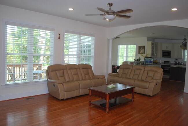 Building Photo - -- STUNNING EXECUTIVE 5 BED 5 BATH HOME IN...