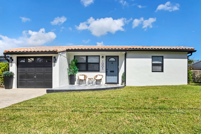 Street view of the house. Garage is not included in the rental. - 1005 Mango Is