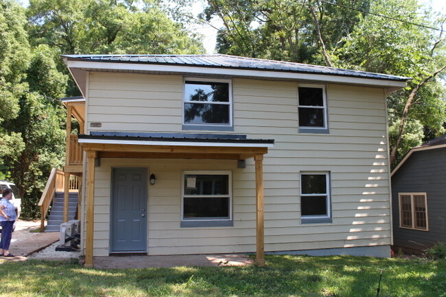 Building Photo - Upstairs Apartment near school & hospital