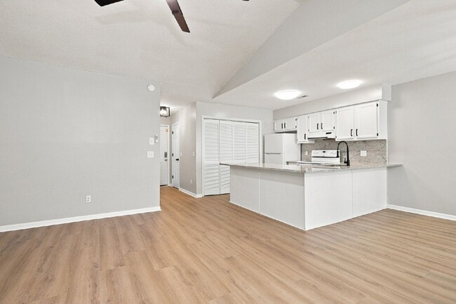 Building Photo - 129 W Victoria Ct